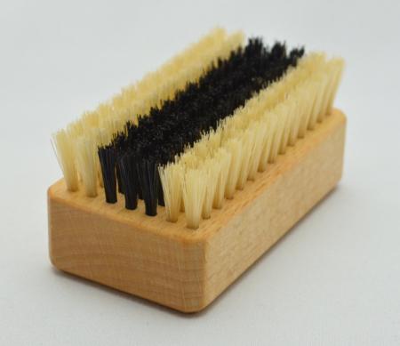 Nagelbürste Buchenholz mit hellen und schwarzen Naturborsten. Bürstenfabrik Keller seit 1869